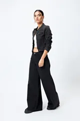 Pantalón jean de calce ultra wide con pierna extra ancha y ruedo desflecado, de tiro medio y construcción clásica en denim.
