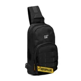 Bolso tipo bandolera o sling bag Caterpillar, color negro, con correa ajustable para el hombro. Presenta un compartimento principal con bolsillos internos y un bolsillo frontal con cremallera y presillas tipo MOLLE. Incluye un llavero colgante amarillo con el logo de Caterpillar.