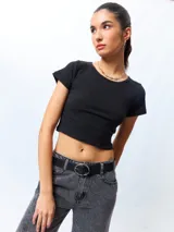 Remera cropped de manga corta con cuello a la base, color blanco.