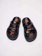 Sandalias blancas con doble tira ancha y plataforma negra.