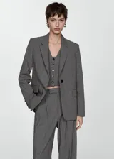 Americana gris de corte recto con estampado de rayas y solapas clásicas.