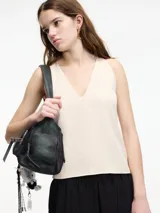 Musculosa color crema con escote en V y breteles anchos.