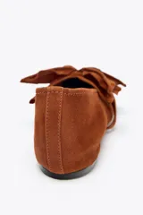 Zapato plano tipo bailarina color marrón de cuero gamuzado, con detalle de flor fantasía en la parte delantera y punta redonda.