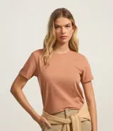 Remera celeste de media malla con cuello redondo y mangas cortas dobladas.