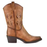 Bota texana color marrón con detalles calados en la caña y taco bajo.