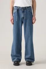 Pantalón de jean celeste de corte amplio, con cintura alta y diseño de cinturón incorporado.