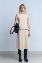 Falda midi gris de tiro alto con cintura elástica y corte evasé.