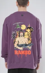 Buzo color morado con estampa de Rambo en el frente.
