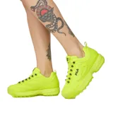 Zapatillas gruesas de color verde neón, con cierre de cordones, detalles de logotipos y interior acolchado.