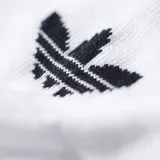 Pack de tres pares de medias Adidas Originals blancas, de corte bajo, con logo del trifolio bordado en negro.