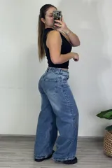 Pantalón jean celeste de tiro medio, corte ancho y estilo baggy.