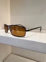 Lentes de sol con protección UV400 y patillas metálicas.