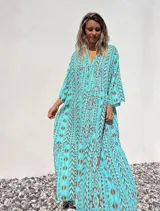Vestido túnica largo color celeste con estampado de motivos geométricos en color ladrillo.