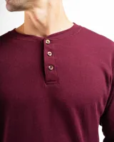 Remera de manga larga confeccionada en tela mini piqué de algodón, con cuello tipo Henley con tres botones y puños acanalados.