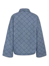 Chaqueta acolchada de denim celeste con cuello clásico y mangas largas. Cierre con broches a presión, bolsillos frontales y forro interior completo.