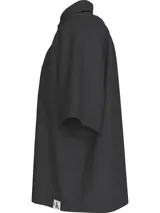 Camisa de manga corta color negro, con ajuste boxy y cuello en punta, confeccionada en punto técnico suave.