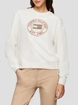 Buzo blanco de algodón con cuello redondo, puños y bajo de punto canalé. Logo de Tommy Hilfiger bordado en el pecho y en la manga.