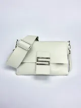 Bandolera de cuero color blanco, con correa ancha regulable de cinta y cierre con botón magnético. Decorada con herraje metálico en forma de "S".