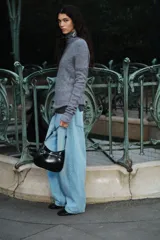 Pantalón de jean celeste claro, de corte amplio y tiro medio.