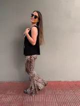 Sandalias de cuero negro con taco cuadrado de 6cm y tira ancha sobre los dedos.