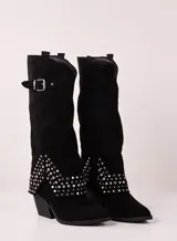 Bota texana negra de caña alta con detalles de tachas plateadas y hebilla lateral.