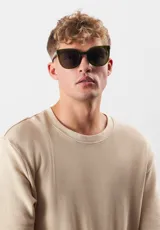 Gafas de sol Eco Shades modelo Mora, con montura cuadrada color marrón y lentes marrones. Fabricadas con materiales reciclados.