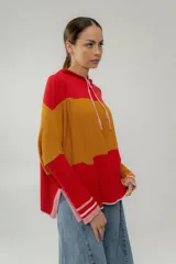 Canguro tejido de punto con capucha, diseño a rayas horizontales en tonos rojo, naranja y rosa.