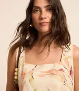 Blusa sin mangas confeccionada en viscosa y lino, con escote cuadrado, estampado de hojas y botones laterales.