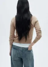 Cárdigan gris de punto con cuello redondo, cierre frontal con botones, puños elásticos y corte recto.