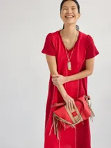 Vestido largo rojo de tejido de punto, con cuello en V y mangas cortas.