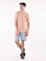 Musculosa blanca con estampado pequeño en el pecho.