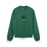 Buzo verde con estampa rectangular en el pecho con dibujo de la muerte y texto en ruso. Corte clásico y cuello redondo.