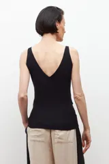 Top sin mangas de tejido acanalado, color blanco, con escote en V.