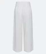 Pantalón blanco acampanado de viscosa con cintura mediana, cierre con botones y bolsillos laterales.
