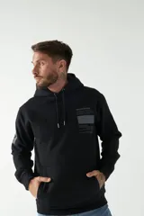 Buzo canguro negro con capucha ajustable y logo estampado.