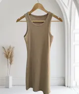 Vestido corto celeste con efecto acid wash, corte recto y breteles finos.