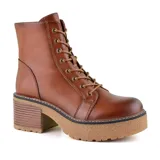 Bota negra de diseño casual, con tacón alto y suela de plataforma, ideal para un look cómodo y versátil.
