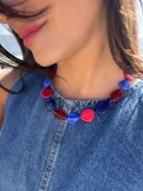 Collar corto con cuentas de cristal checo color rojo, azul y celeste, con cadena de acero quirúrgico y ganchito para regular el largo.