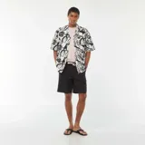 Bermudas negras con cintura elástica y cordones ajustables.