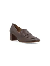 Zapato marrón de cuero con taco cuadrado de madera y detalle de cuero texturizado en la parte delantera.