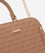 Bolso camera bag transversal mediano color beige, con cierre de cremallera, correa de mano y asa larga con detalle de cadenas desmontables.