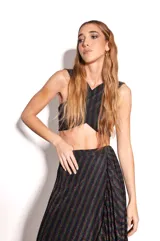 Top cruzado, confeccionado en tejido con sutil brillo multicolor. Diseño sin mangas con tiras anchas que se cruzan al frente y realzan la figura.