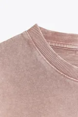Remera color ladrillo con cuello redondo y mangas cortas.