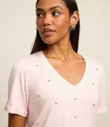 Blusa roja de viscosa con escote en V y corazones metalizados aplicados.