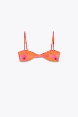 Top de bikini con estampado floral, escote corazón y tirantes finos ajustables.