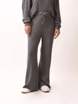 Pantalón palazzo gris de tejido de punto acanalado, con cintura alta y cordón ajustable.