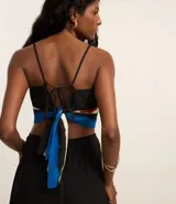 Pollera de viscosa estampada con diseño acuarelado, de corte midi y estilo pareo.