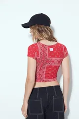 Top crop de manga corta, ajustado al cuerpo, con estampado tipo bandana en blanco y negro.