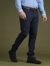 Pantalón de vestir azul marino, de corte slim fit.