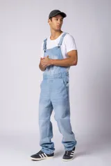 Jardinero de jean negro con breteles regulables y calce relaxed.